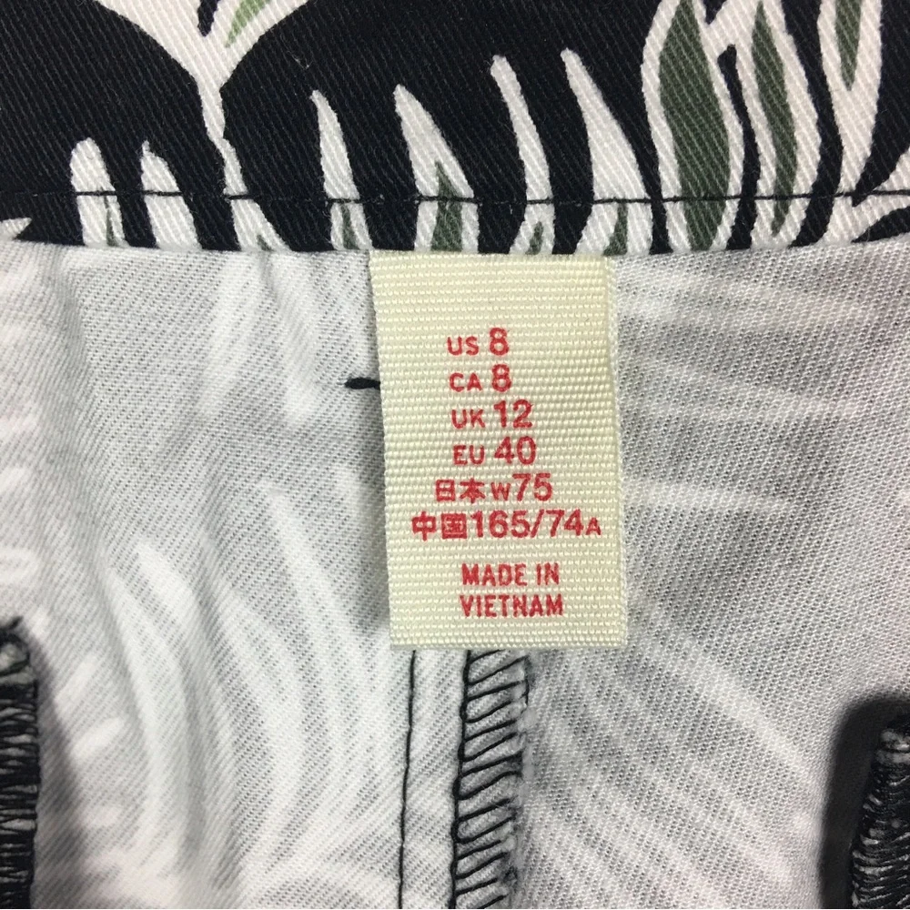 GAP Khaki Tropical Print Bermuda Shorts Womens 8 Black White Palm Leaf